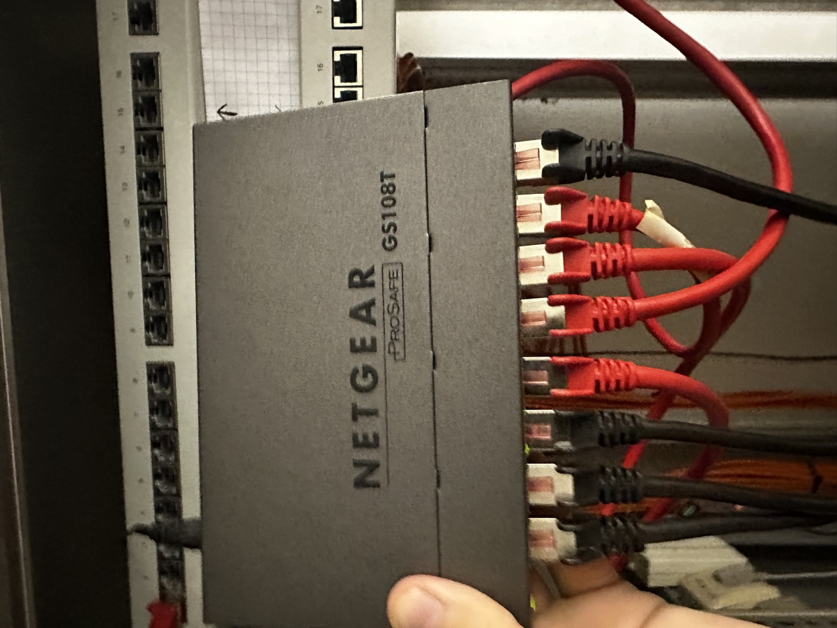 Sauber verkabelter Netzwerk-Switch im aufgeräumten Verbund