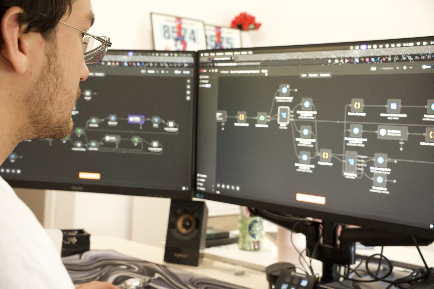 Kenneth Ballen Kallmann an seinen Monitoren mit den laufenden n8n-Workflows von KaBaKa