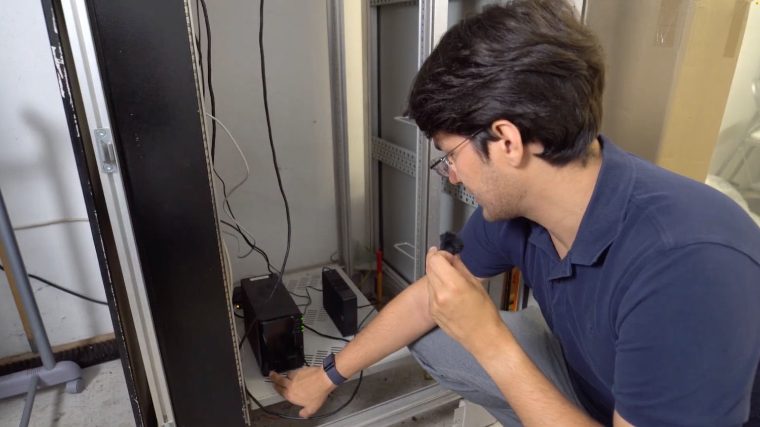 Kenneth Ballen Kallmann bei der Arbeit am Server-Rack
