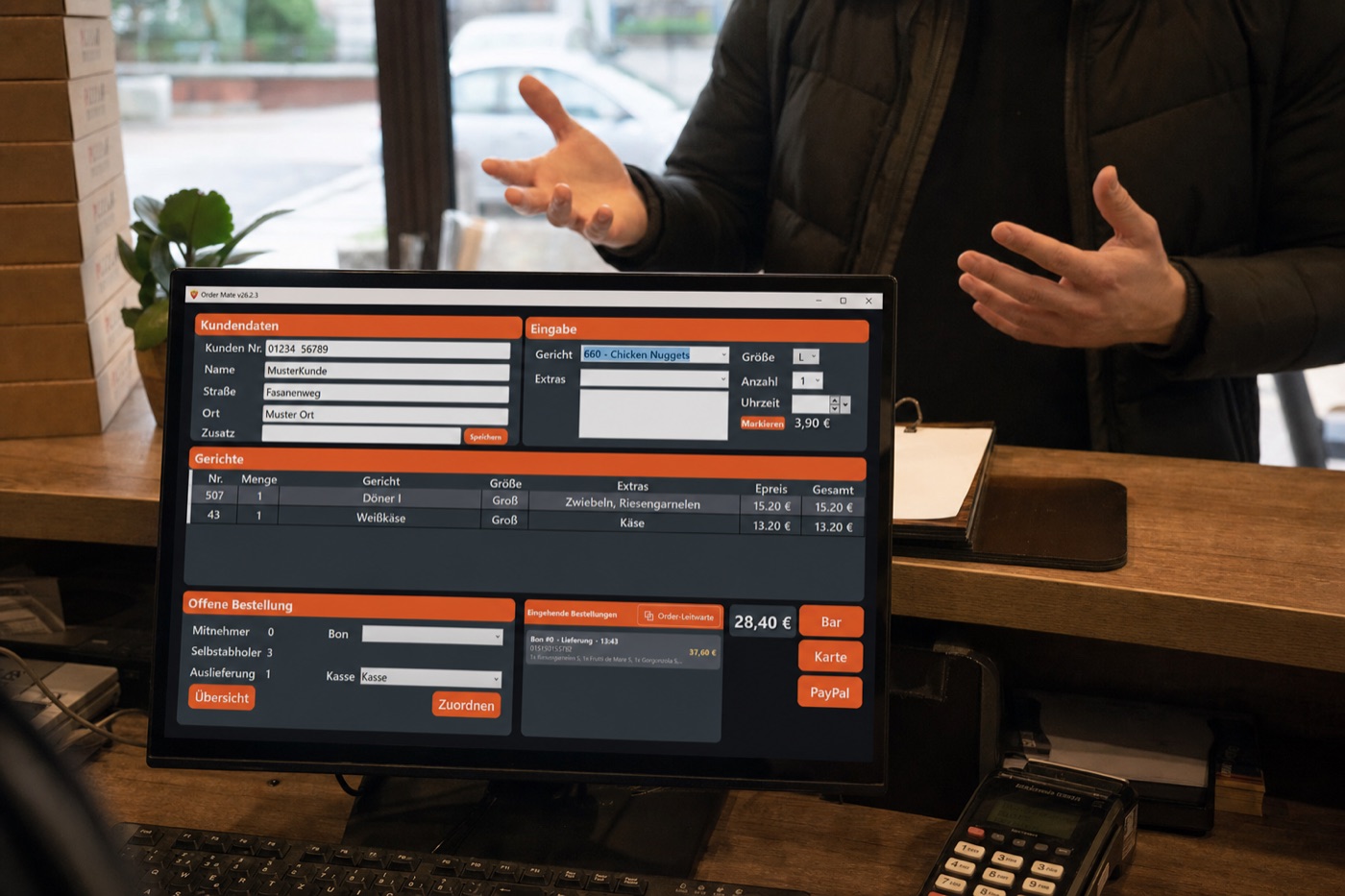 OrderMate-Bestellsystem an der Theke, ein Kunde bestellt im Restaurant
